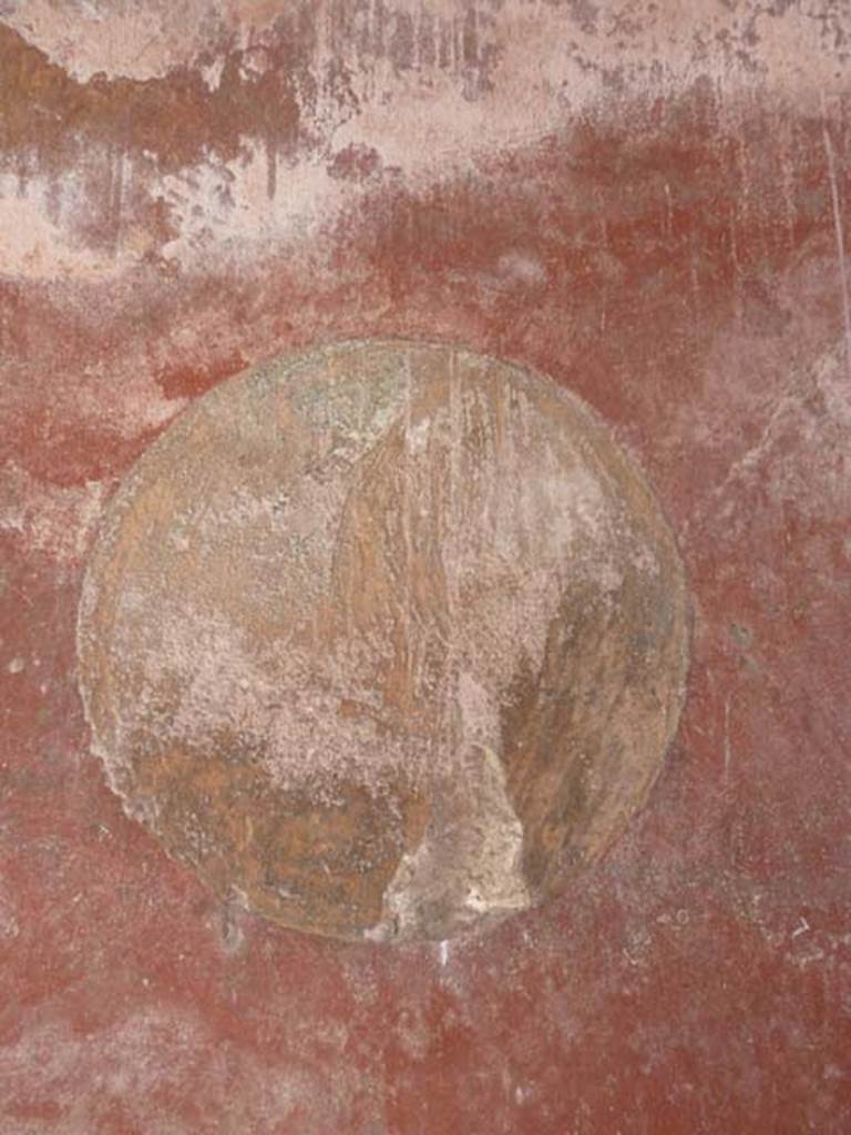 Villa San Marco, Stabiae, September 2015. Room 25, remains of painted medallion on west side of apsed window.