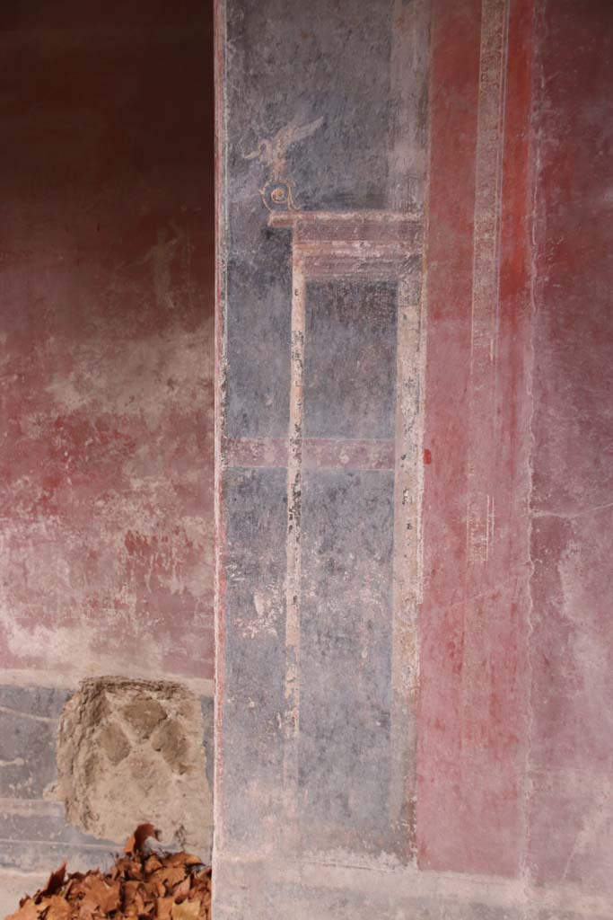 Villa San Marco, Stabiae, October 2020.  
Room 25, detail from east wall in south-east corner. Photo courtesy of Klaus Heese.
