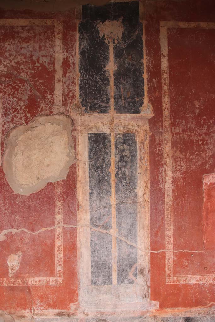 Villa San Marco, Stabiae, October 2020. Room 25, painted decoration on east side of central painting on north wall. Photo courtesy of Klaus Heese.