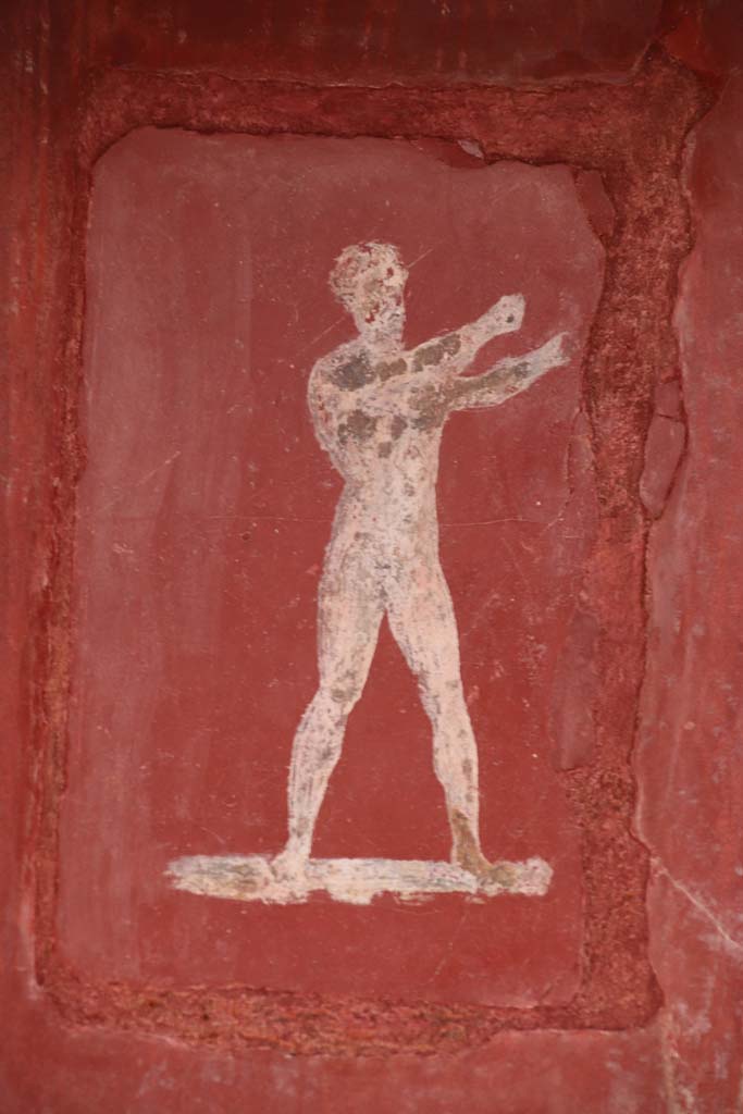 Villa San Marco, Stabiae, October 2020. Room 25, painted figure from south end of alcove on west side. Photo courtesy of Klaus Heese.