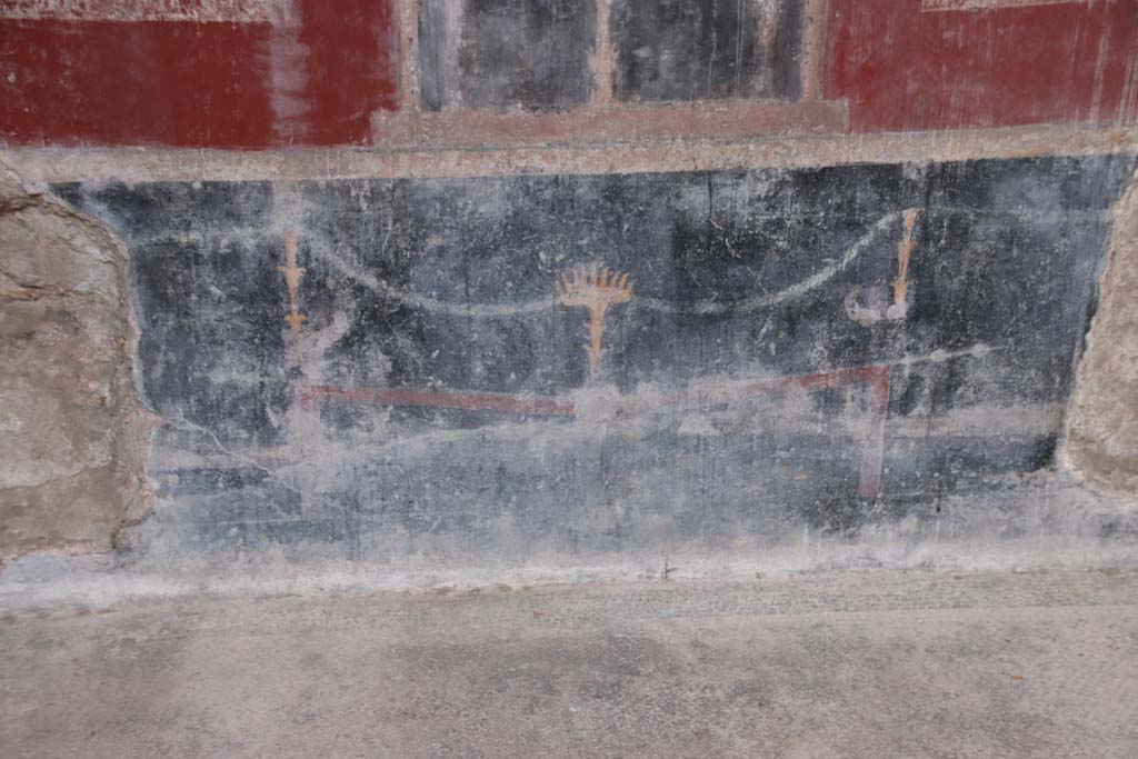 Villa San Marco, Stabiae, September 2019. Room 25, detail of painted decoration on zoccolo in centre of alcove on west side. Photo courtesy of Klaus Heese