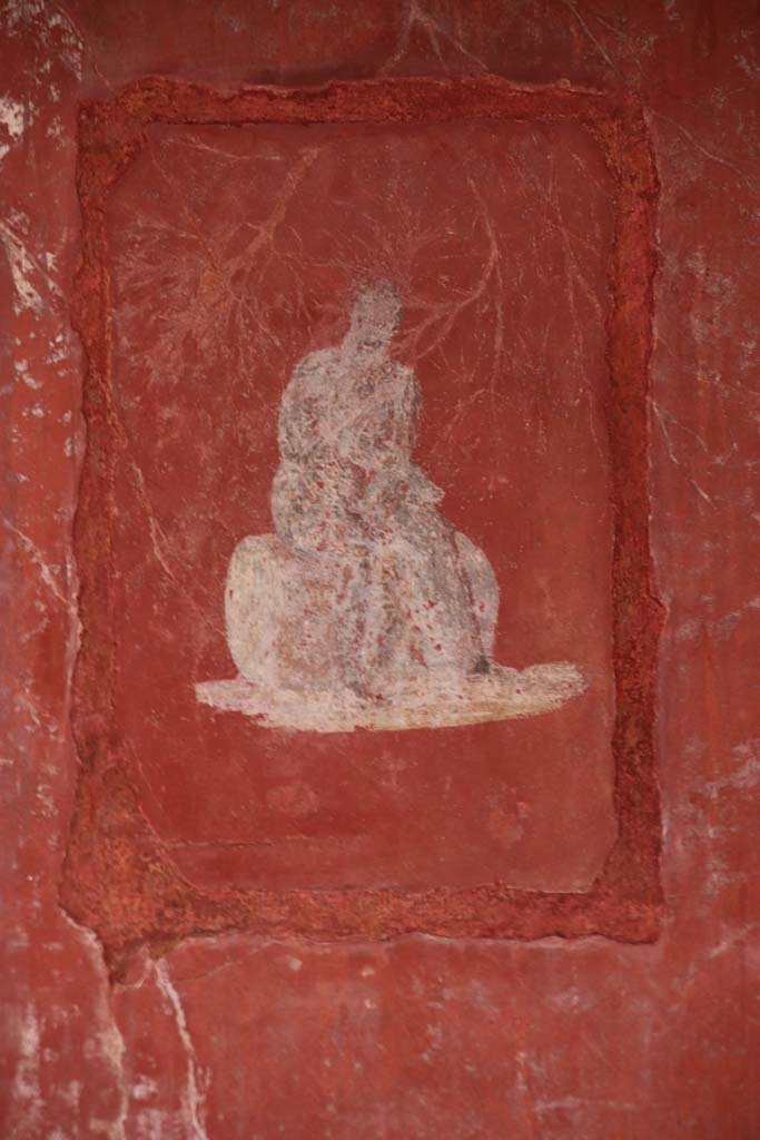 Villa San Marco, Stabiae, October 2020. Room 25, painted figure from north end of alcove on west side. Photo courtesy of Klaus Heese.