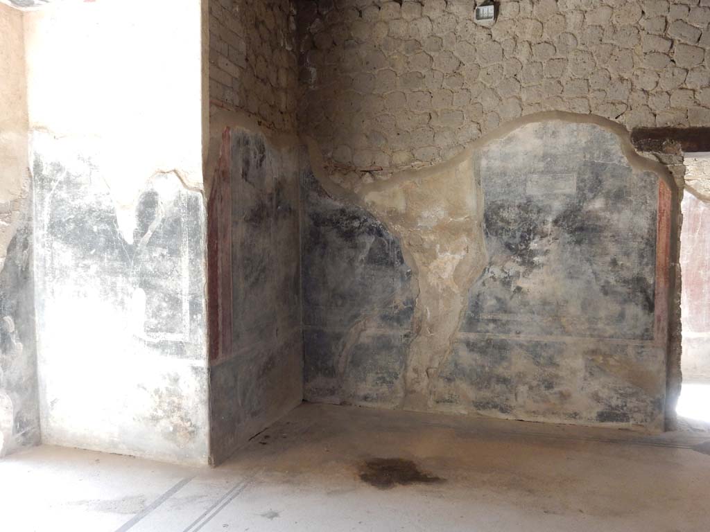 Villa San Marco, Stabiae, June 2019. Room 35, south wall in alcove, on left, and south-east corner. Photo courtesy of Buzz Ferebee