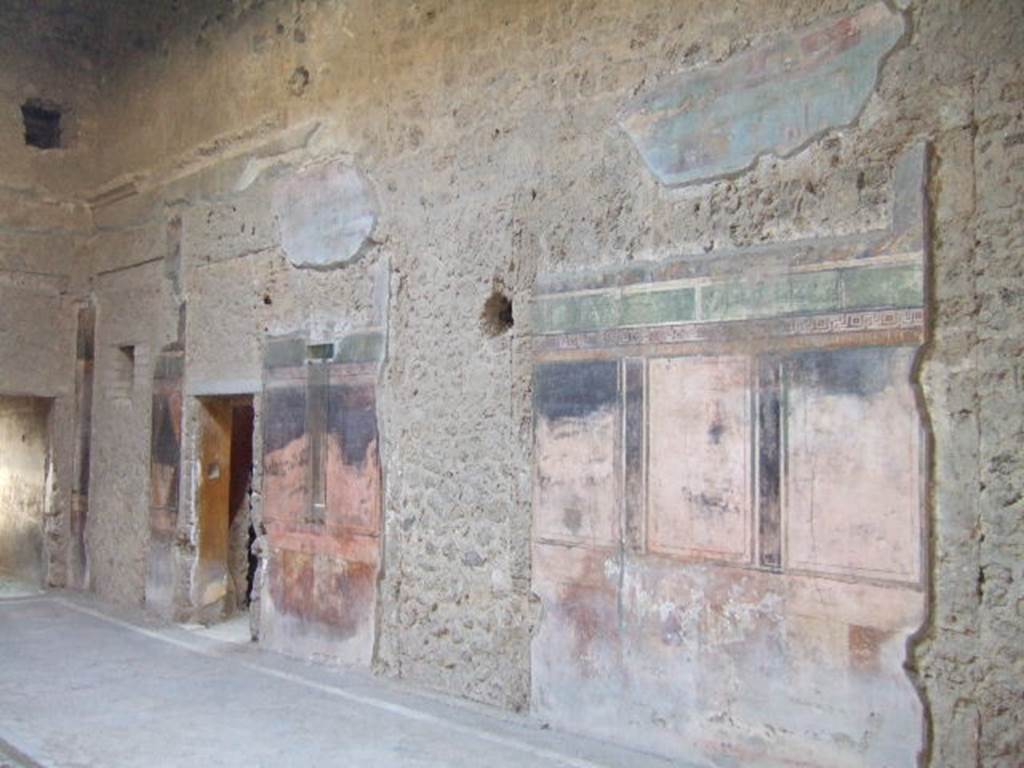 Villa of Mysteries, Pompeii. March 2019. Room 64, detail from upper north wall of atrium.
Foto Annette Haug, ERC Grant 681269 DÉCOR.
