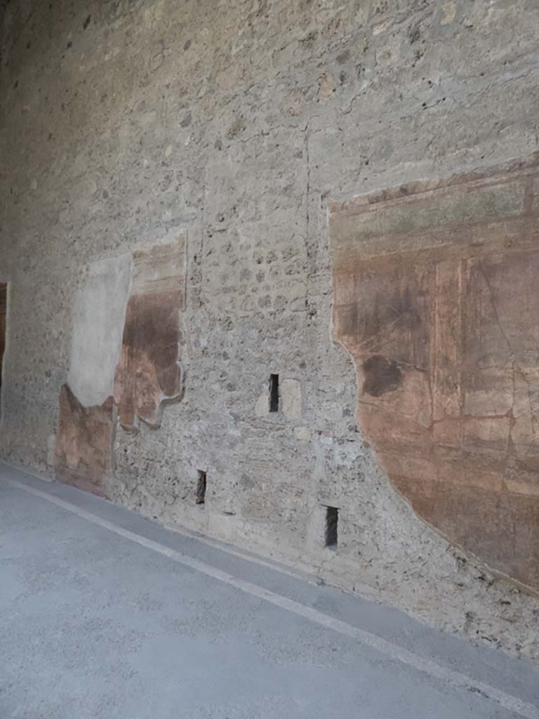 Villa of Mysteries, Pompeii. May 2010. Room 64, south wall of atrium, looking towards doorways to corridor F1 and room 3.