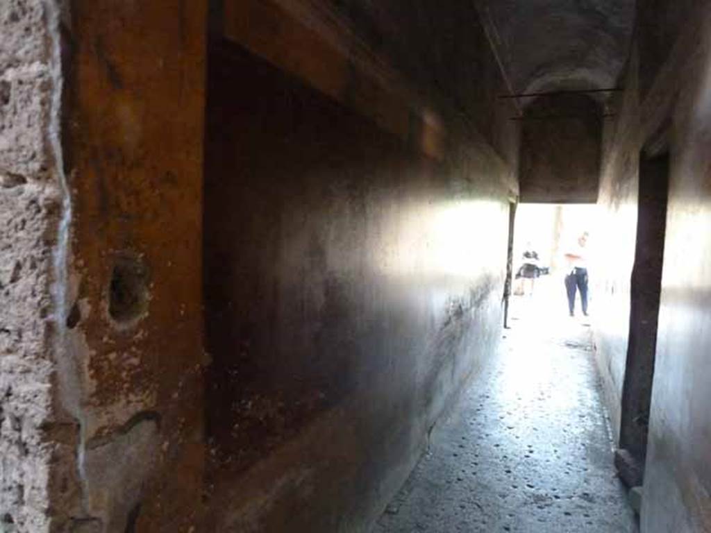 Villa of Mysteries, Pompeii. May 2010. Corridor F1, east wall near portico P1. Doorway to room 6, looking south.
