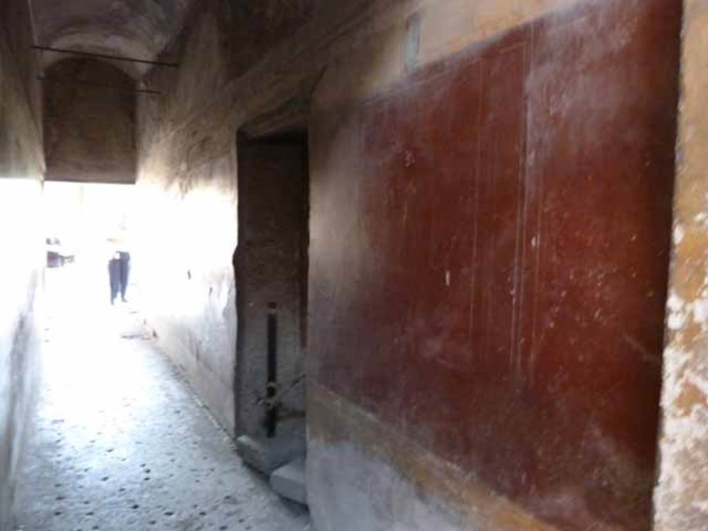 Villa of Mysteries, Pompeii. May 2010. Corridor F1, west wall with doorway to room 3. Looking south to portico P1.