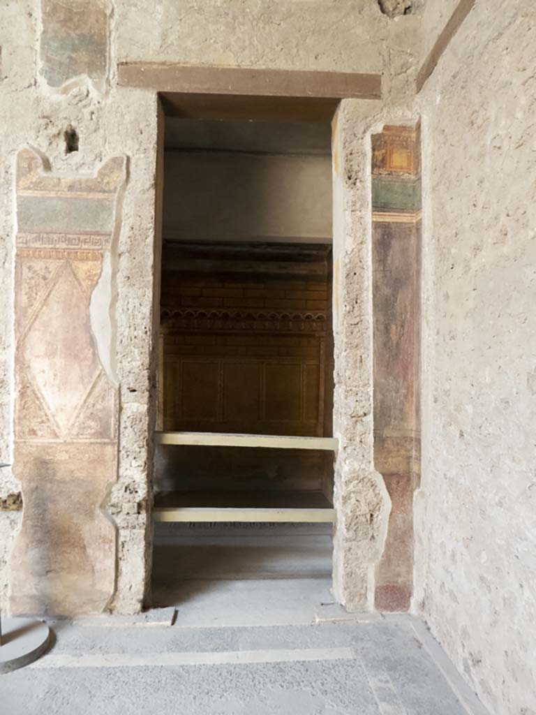 Villa of Mysteries, Pompeii. September 2017. 
Room 3, looking towards south wall from doorway in room 64, atrium
Foto Annette Haug, ERC Grant 681269 DÉCOR.
