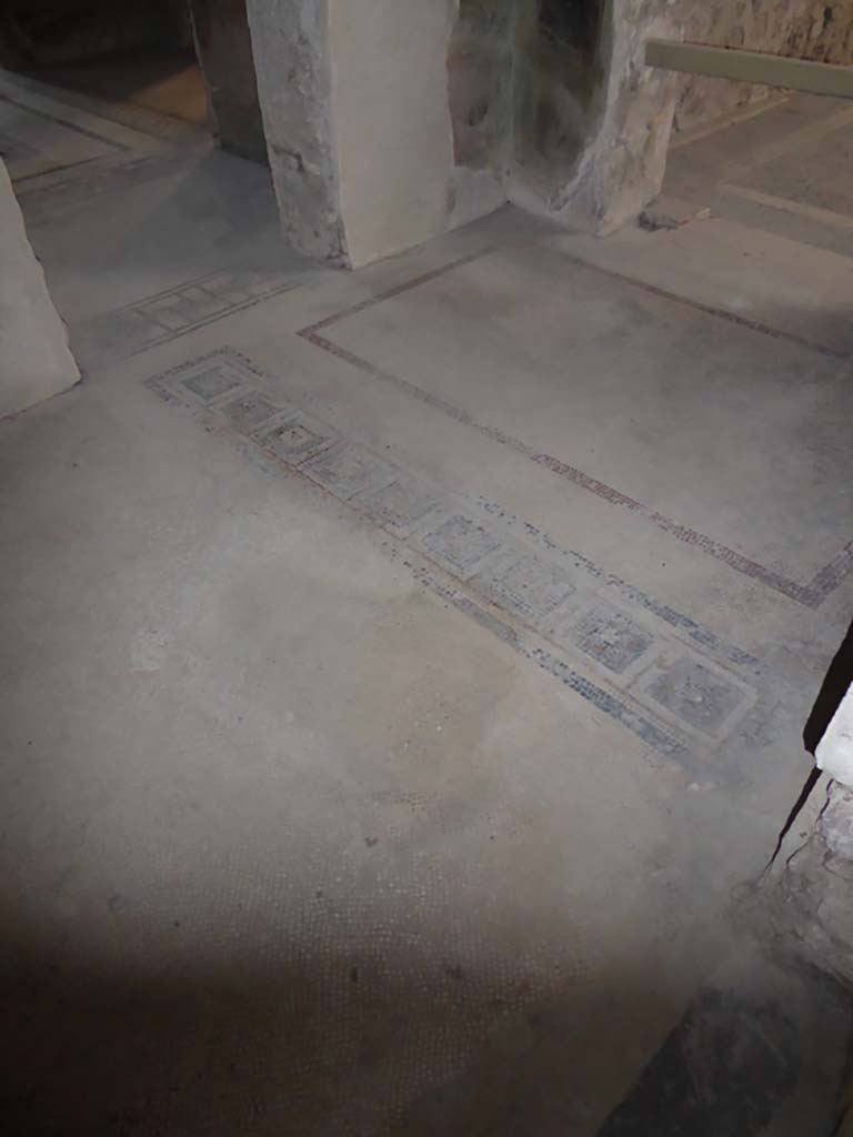 Villa of Mysteries, Pompeii. September 2017. Room 3, detail of flooring. 
Foto Annette Haug, ERC Grant 681269 DÉCOR.
