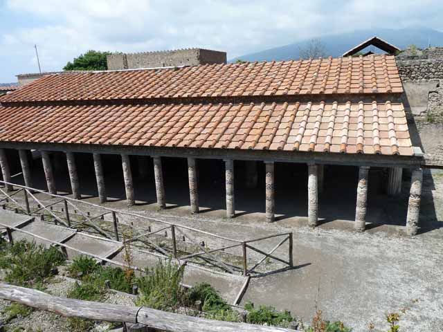 Villa of Mysteries, Pompeii. October 2001. Modern roof made of Roman tiles using tegulae and imbrices.   Photo courtesy of Peter Woods.
