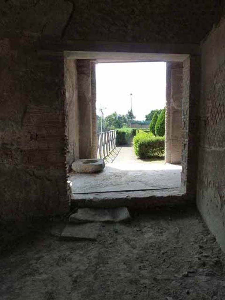 Villa of Mysteries, Pompeii. May 2010. Doorway at western end of southern colonnade, leading to portico P6. Looking west.