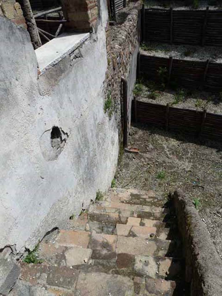 Villa of Mysteries, Pompeii. May 2010. Steps leading down to lower level, below garden at south end of portico P6.