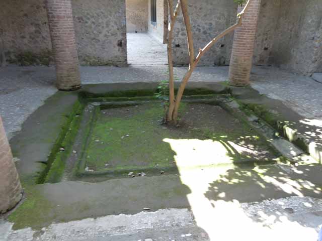 Villa of Mysteries, Pompeii. May 2010. Room 62, impluvium, looking west.