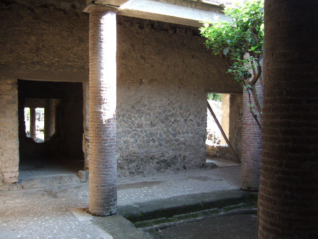 Villa of Mysteries, Pompeii. May 2006. South side of room 62, with doorways to room 46 and 47.