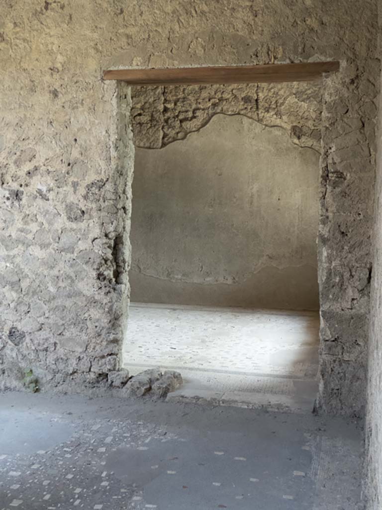 Villa of Mysteries, Pompeii. September 2017. Doorway to room 47, looking south.
Foto Annette Haug, ERC Grant 681269 DÉCOR.

