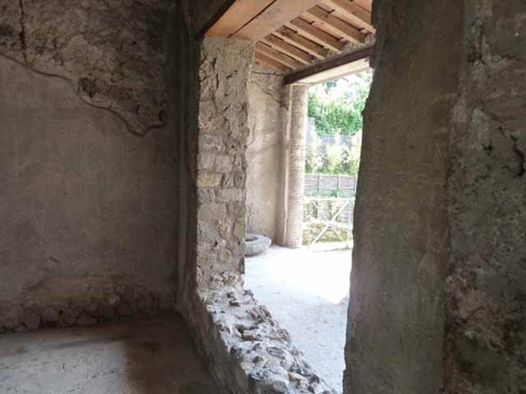 Villa of Mysteries, Pompeii. May 2010. Room 47, west wall with window onto portico P6.