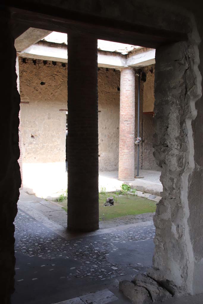 Villa of Mysteries, Pompeii. September 2021. 
Room 47, doorway to room 62, atrium,  in north wall. Photo courtesy of Klaus Heese.
