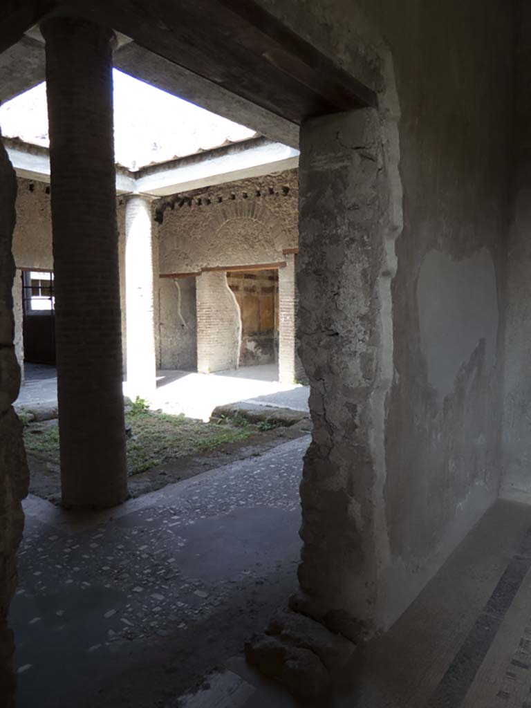Villa of Mysteries, Pompeii. September 2017. 
Room 47, looking north through doorway in north wall in atfrium 62.
Foto Annette Haug, ERC Grant 681269 DÉCOR.
