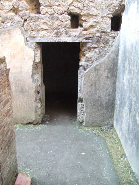 Villa of Mysteries, Pompeii. May 2006. Doorway to room 44, laconicum, in north-east corner of room 43.