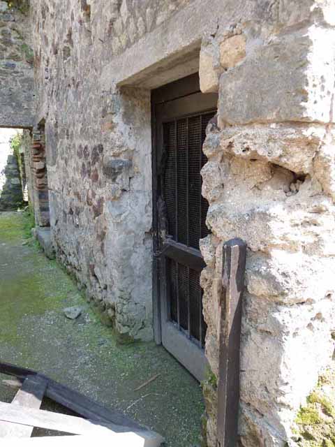 Villa of Mysteries, Pompeii. May 2010. Doorway to room 39, at front, room 40 at the rear, both on the south side of room 38.
