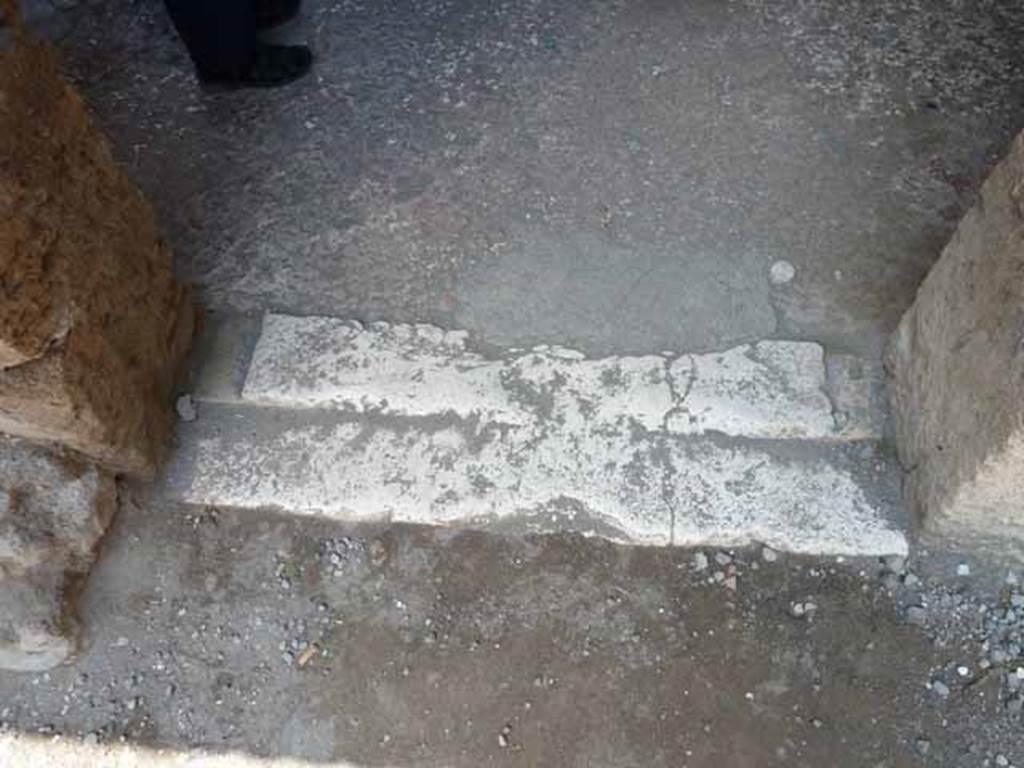 Villa of Mysteries, Pompeii. May 2010. Threshold or sill, between kitchen and peristyle C, looking north.