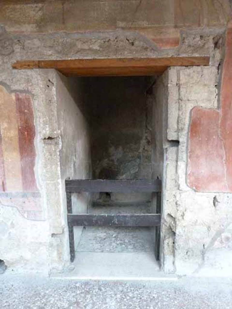 Villa of Mysteries, Pompeii. May 2006. Peristyle C. Doorway to unnumbered room with second entrance in vestibule 66.