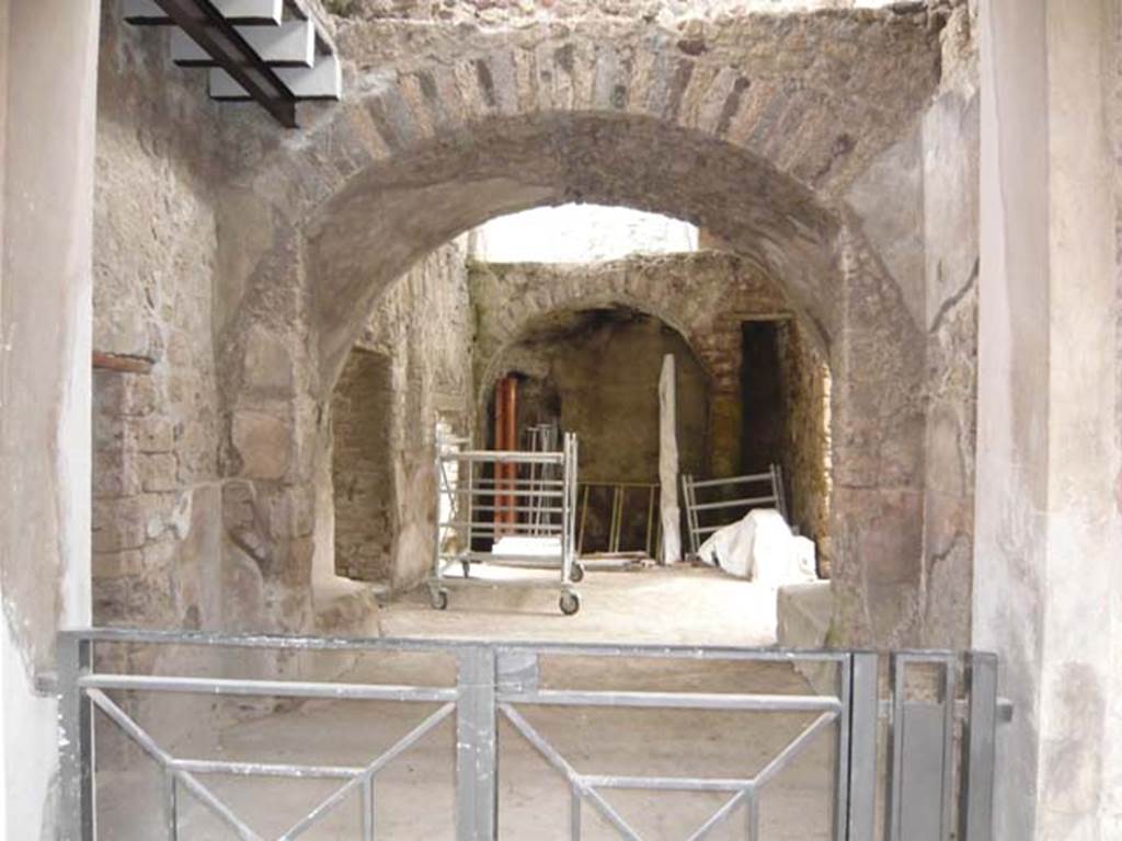 Villa of Mysteries, Pompeii. May 2006. Room 66, vestibule of original villa entrance. Looking east.