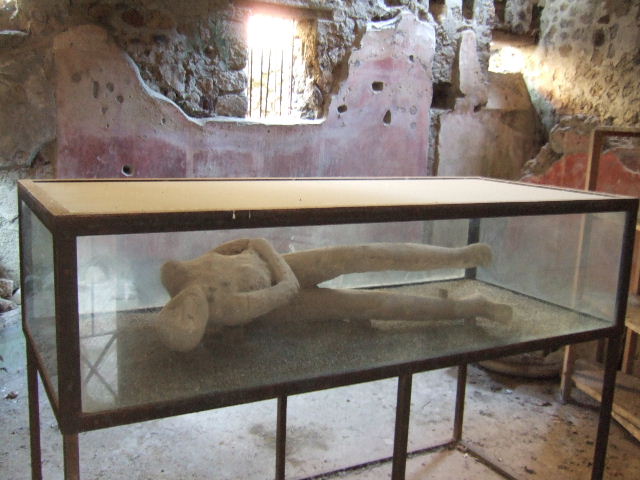 Villa of Mysteries, Pompeii. May 2006. Room 32, body cast.