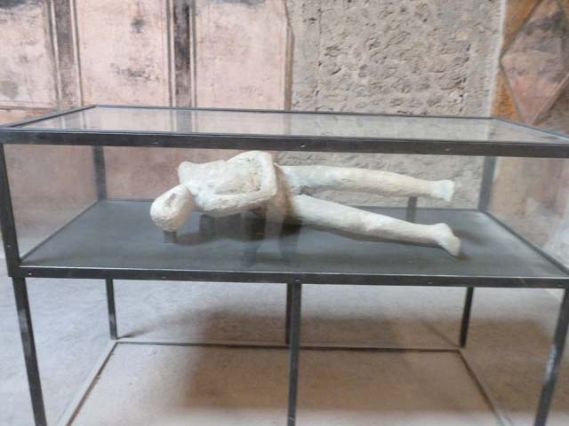 Villa of Mysteries, Pompeii. September 2015. Body-cast as shown above in room 32, now on display in atrium.

 
