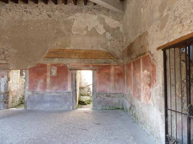Villa of Mysteries, Pompeii. May 2010. Peristyle C, looking north to doorways to rooms 28 and 29.