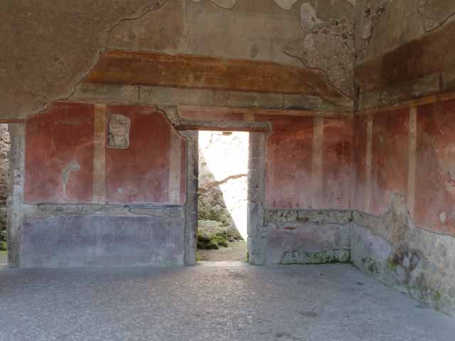 Villa of Mysteries, Pompeii. May 2010. Peristyle D, north-east corner next to doorway to room 29. 