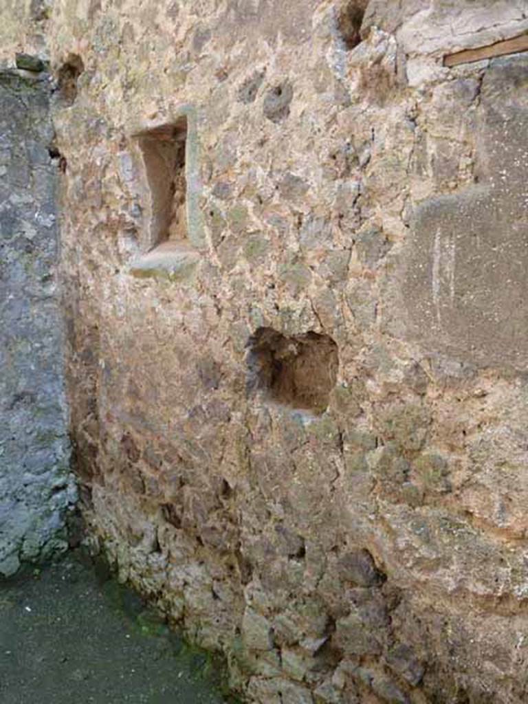 Villa of Mysteries, Pompeii. May 2010. Room 28, square niche on south wall.