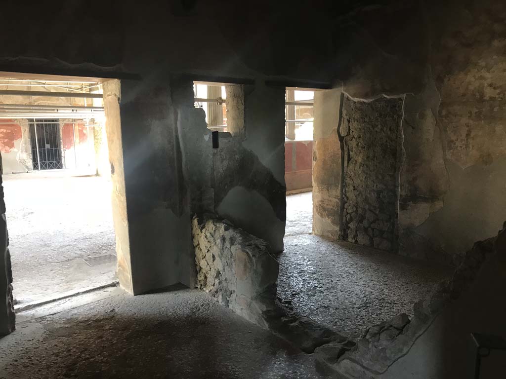 Villa of Mysteries, Pompeii. April 2019. Room 21, on left, and doorway from room 20 on right.
Looking towards peristyle from both doorways. Photo courtesy of Rick Bauer.
