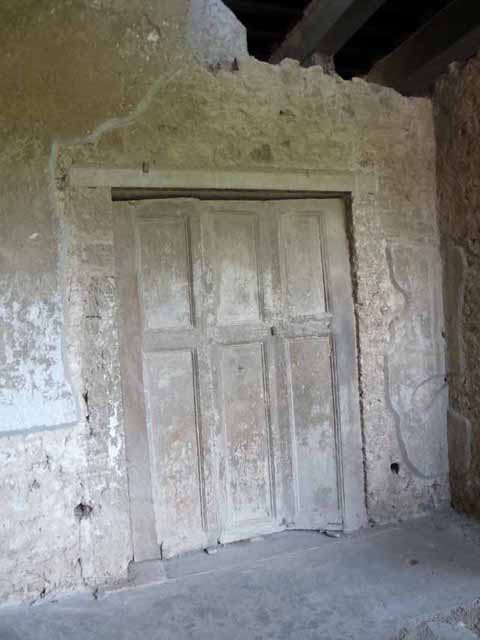 Villa of Mysteries, Pompeii. May 2010. Room 17, procoeton or anteroom. At the rear is the plaster cast of shutters of room 16, cubiculum.