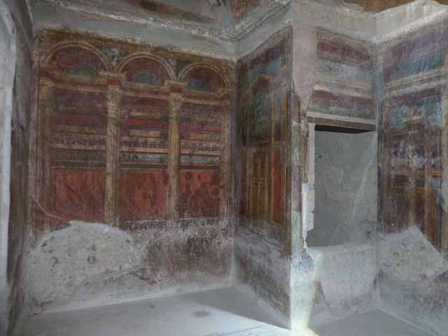 Villa of Mysteries, Pompeii. May 2010. Room 16, cubiculum with double alcove. East wall.