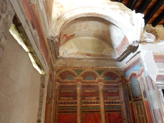Villa of Mysteries, Pompeii. May 2015. Room 16, upper arched recess ceiling above alcove in cubiculum.  Photo courtesy of Buzz Ferebee.
