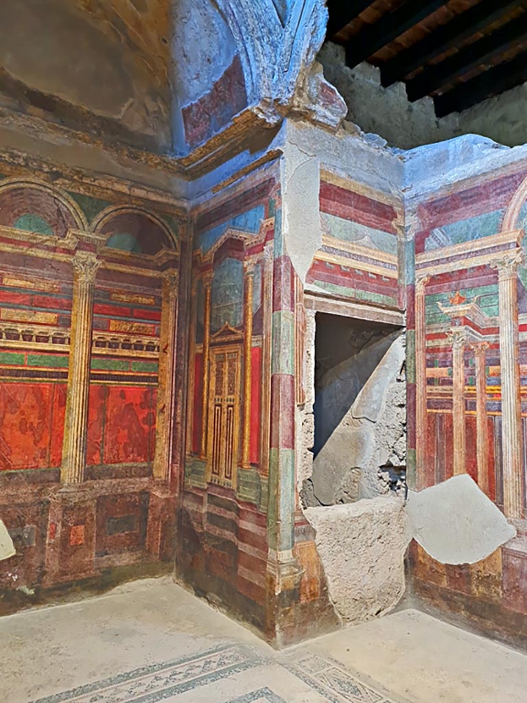 Villa of Mysteries, Pompeii. November 2023. 
Room 16, south-east corner with two bed recesses. Photo courtesy of Giuseppe Ciaramella.

