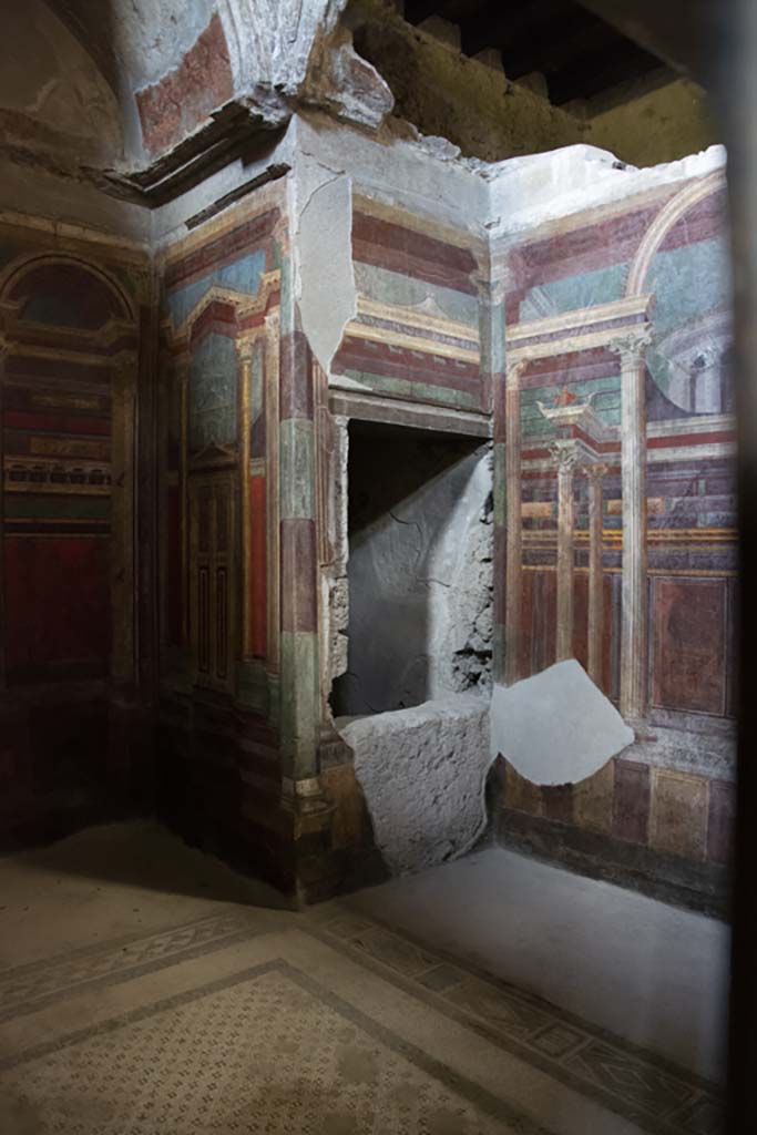 Villa of Mysteries, Pompeii. May 2015. Room 16, detail from south-east corner.   
Photo courtesy of Buzz Ferebee.

