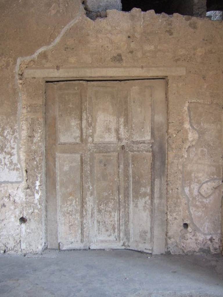Villa of Mysteries, Pompeii. May 2010. Doorway to passage13 and cubiculum 14, at west end of portico P4.
