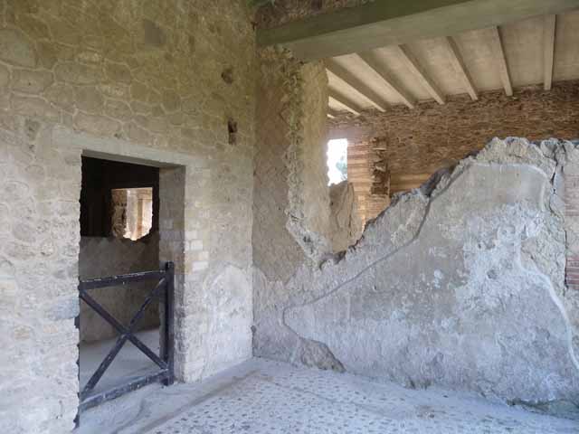 Villa of Mysteries, Pompeii. May 2010. Doorway to passage 13, antechamber of room 14.