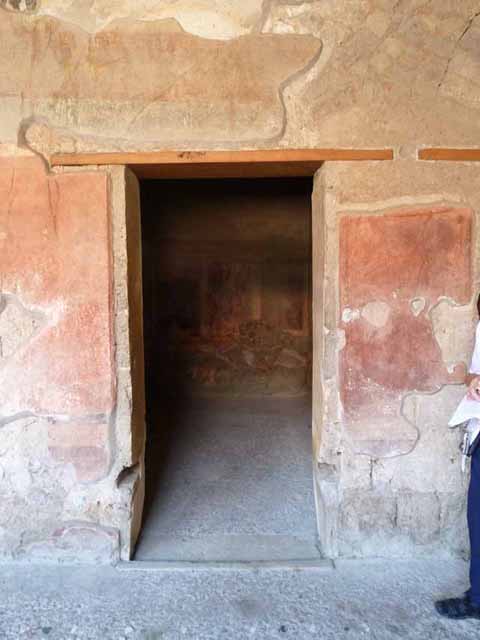 Villa of Mysteries, Pompeii. May 2010. Doorway to room 19, cubiculum, looking west.