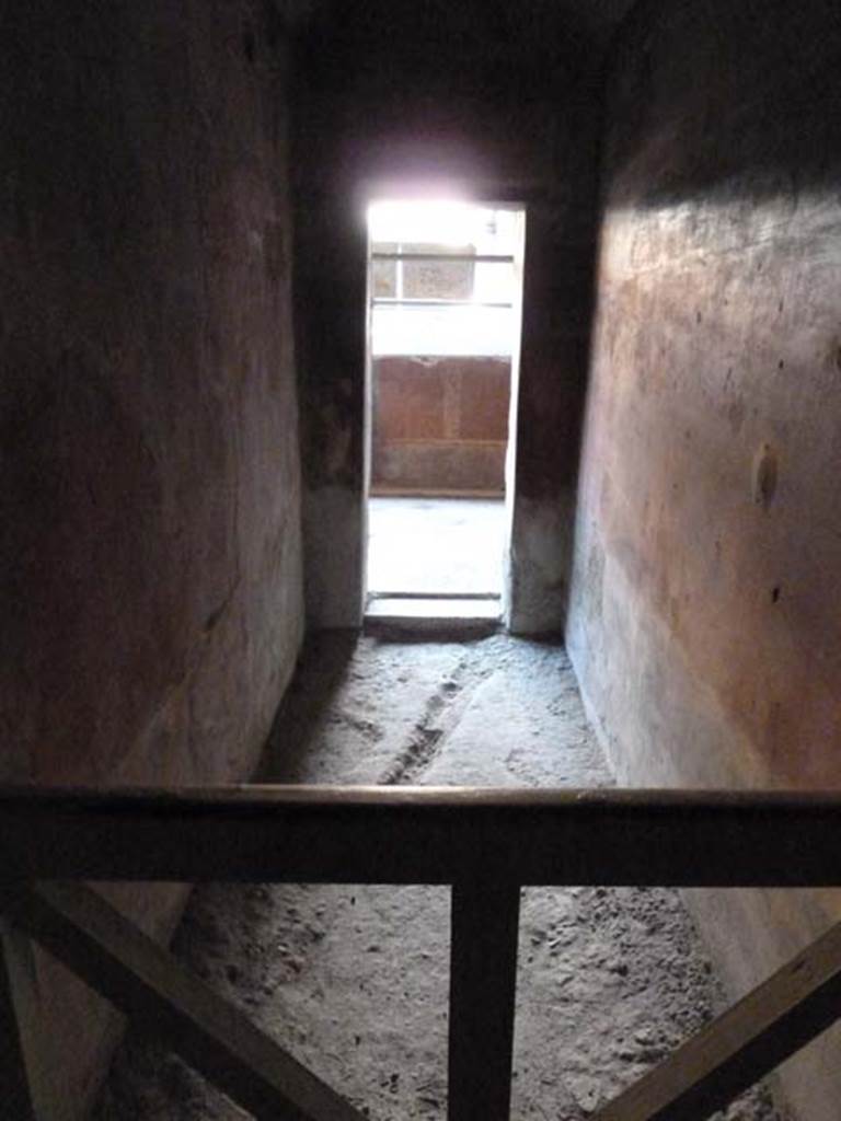 Villa of Mysteries, Pompeii. September 2015. Passage 7, looking east to Peristyle A.

