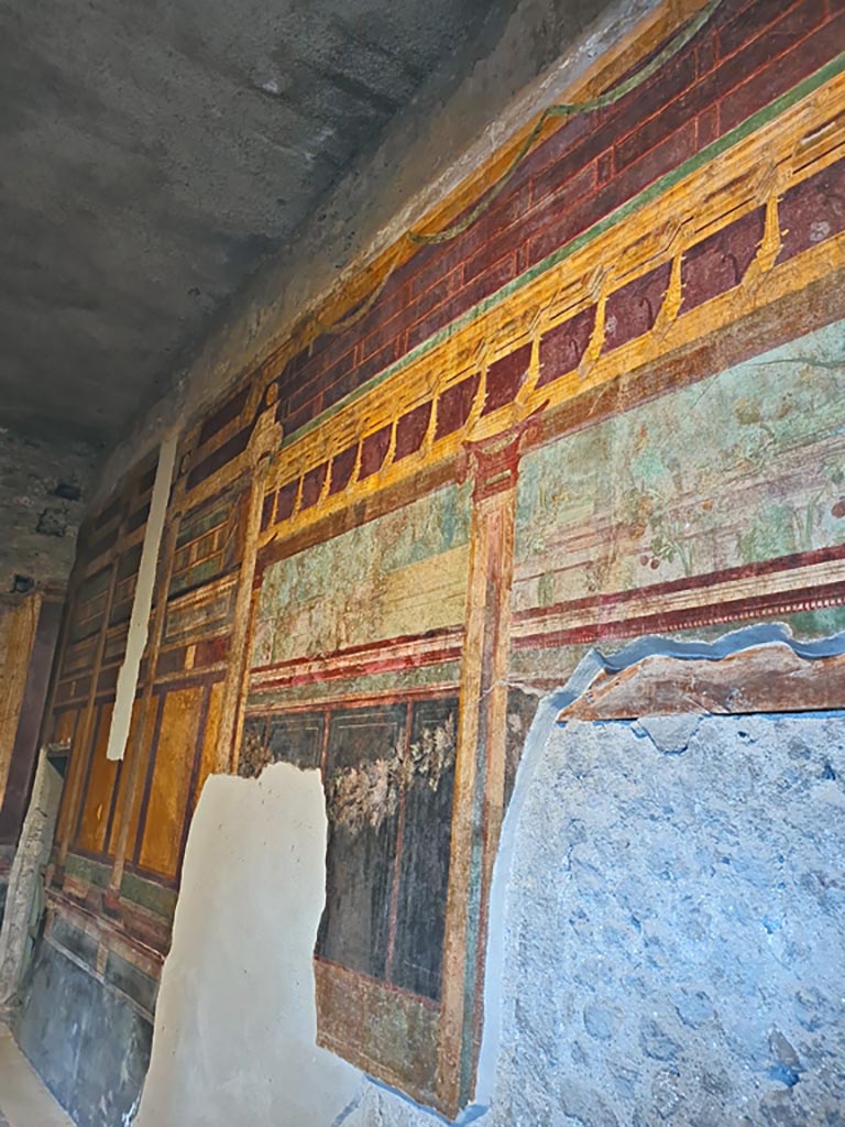 Villa of Mysteries, Pompeii. September 2021.
Room 6, detail of painted decoration on upper east wall of oecus. Photo courtesy of Klaus Heese.

