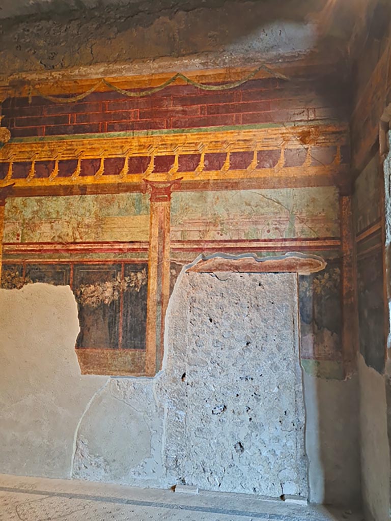 Villa of Mysteries, Pompeii. May 2006. Room 6, east wall, painted detail from above blocked doorway.