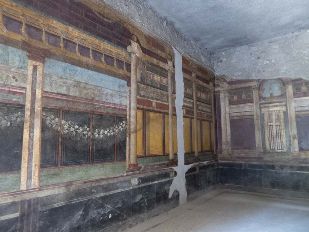 Villa of Mysteries, Pompeii. September 2017. Room 6, painted detail on west wall above doorway to corridor F1.
Foto Annette Haug, ERC Grant 681269 DÉCOR.
