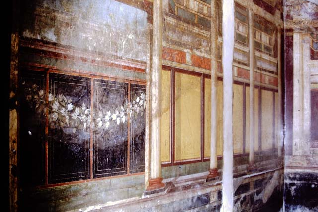 Villa of Mysteries, Pompeii. May 2010. Room 6, painted detail on west wall above doorway to corridor F1.