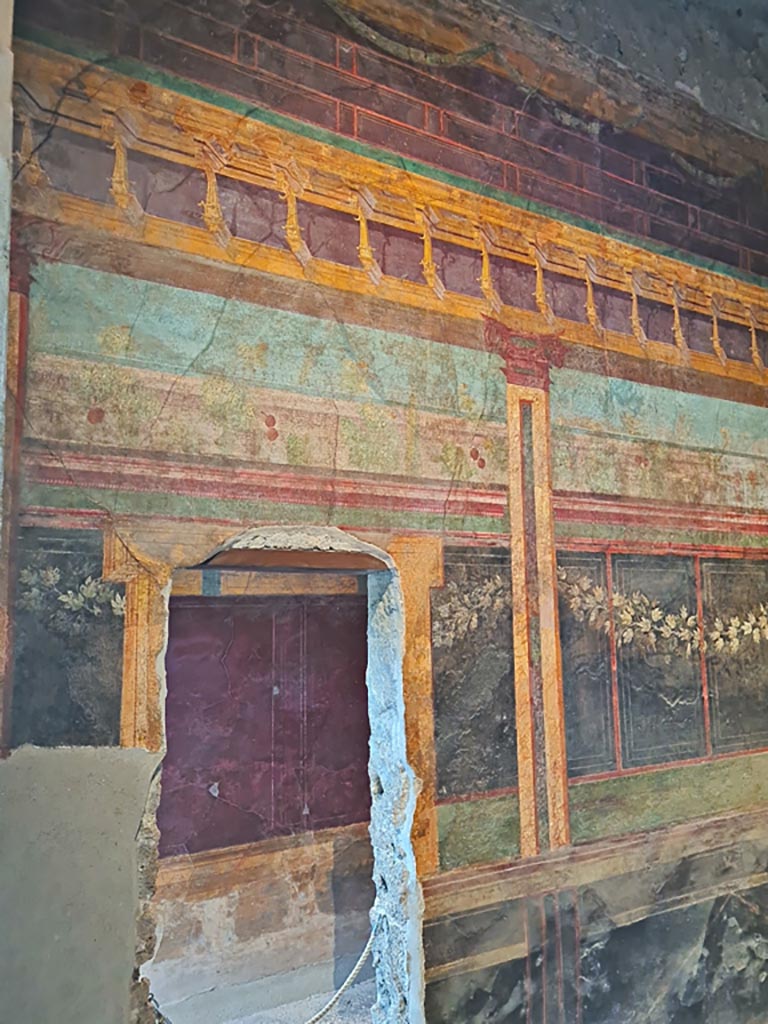 Villa of Mysteries, Pompeii. September 2021. 
Room 6, detail of west wall and painted garland. Photo courtesy of Klaus Heese.
