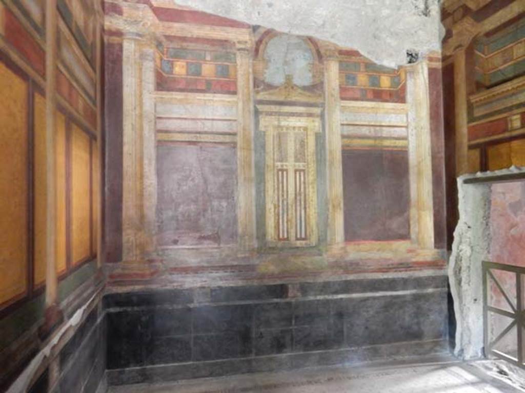 Villa of Mysteries, Pompeii. May 2010. Detail of painted doorway on north wall in room 6, oecus.