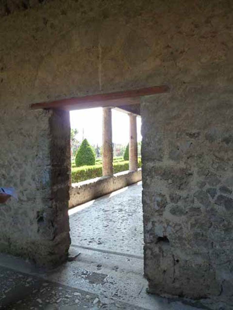 Villa of Mysteries, Pompeii. May 2010. Doorway from room 62 to portico P1.