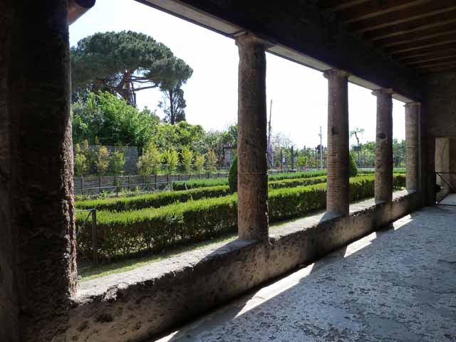 Villa of Mysteries, Pompeii. May 2010. Portico P1, looking south across garden area.